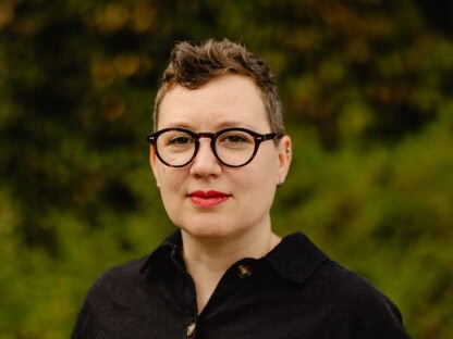 Photo Sasha Endoh with trees in the background.